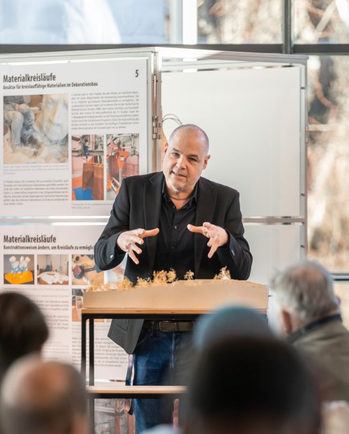 Lecture von Ralph Zeger Lecture: Nachhaltiges Entwerfen und Produzieren in der Szenografie 
